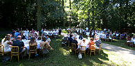 Hout in hout tafels opgedekt in het bos