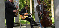 het orkest in een pagode tijdens Hout in Hout